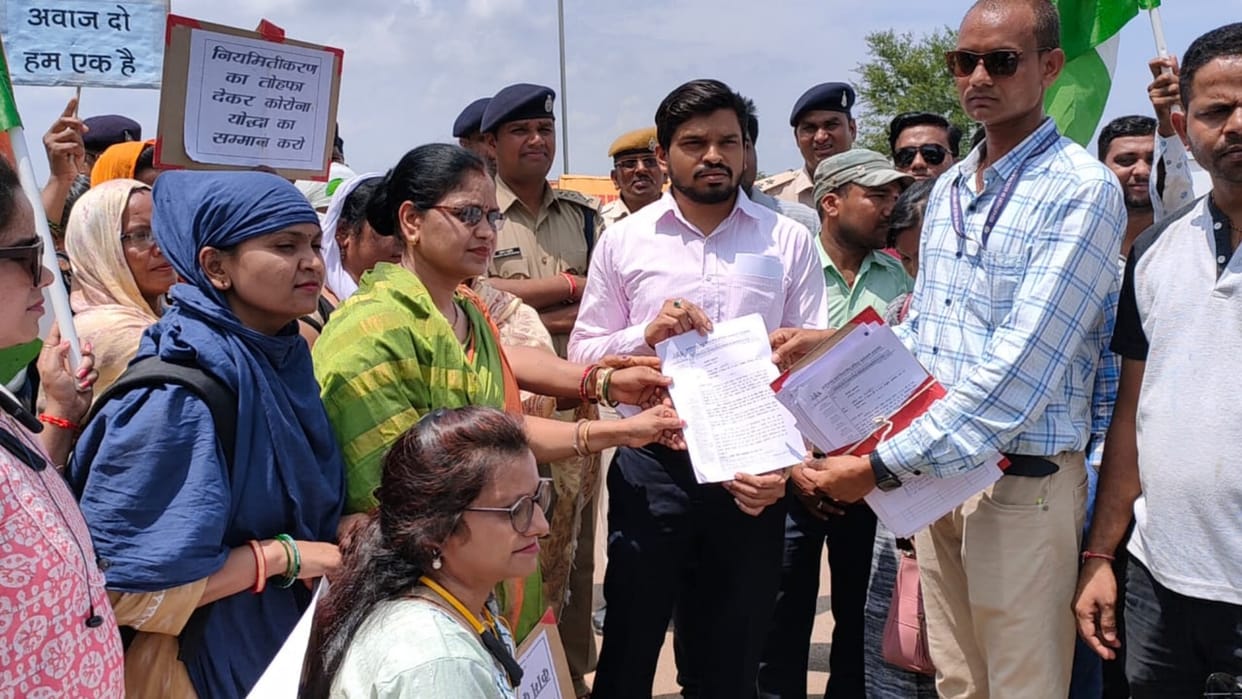 Contract workers gave mass resignation in protest against imposition of ESMA on health workers in balod
