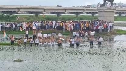 कार्यकर्ताओं का अर्धनग्न प्रदर्शन