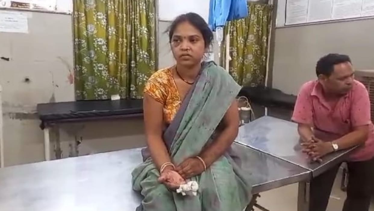 Damoh Crime Woman clashed with thieves who entered grocery store thieves escaped after stabbing