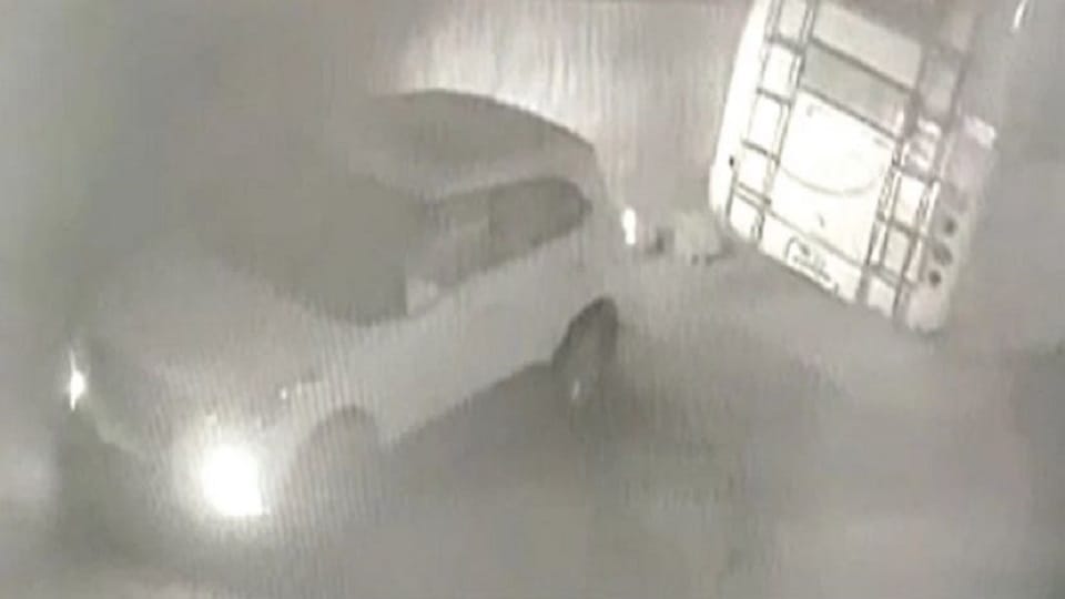 Thieves came in Swift car and stole Scorpio car of SP leader from outside the house