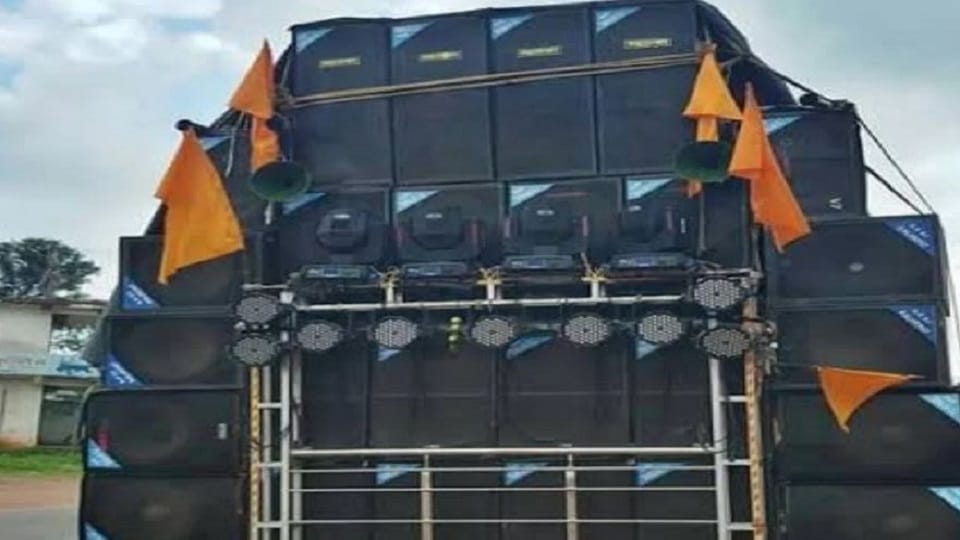 Kanwariyas created ruckus when DJ stuck due to roadside house in budaun