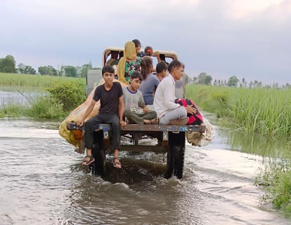 Flood in UP: Yamuna embankment breached in Baghpat, people stranded on island in Bijnor Hastinapur