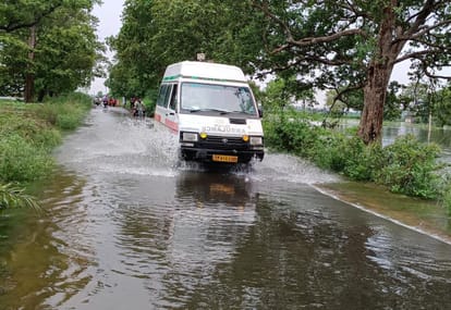 Flood in UP: Yamuna embankment breached in Baghpat, people stranded on island in Bijnor Hastinapur