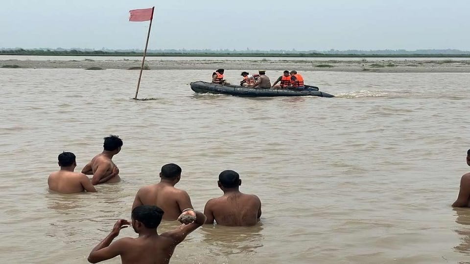 Ganga Flood spate in Kasganj DM inspected coastal villages and raw dams