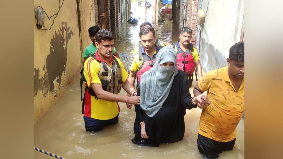 flood in Uttarakhand Roorkee Three killed in Laksar khanpur  teams deployed Material being sent by helicopter
