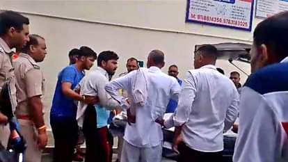 हंगामा करते परिजन।