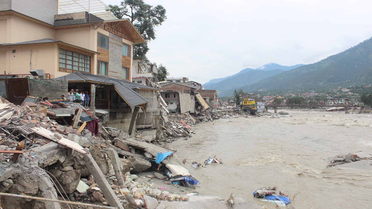 10,000 more tourists evacuated, search operation launched in search of missing people in Beas, two dead bodies