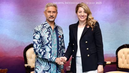 Jaishankar meets top Chinese diplomat Wang Yi in Jakarta and discusses issues on peace, tranquillity in border