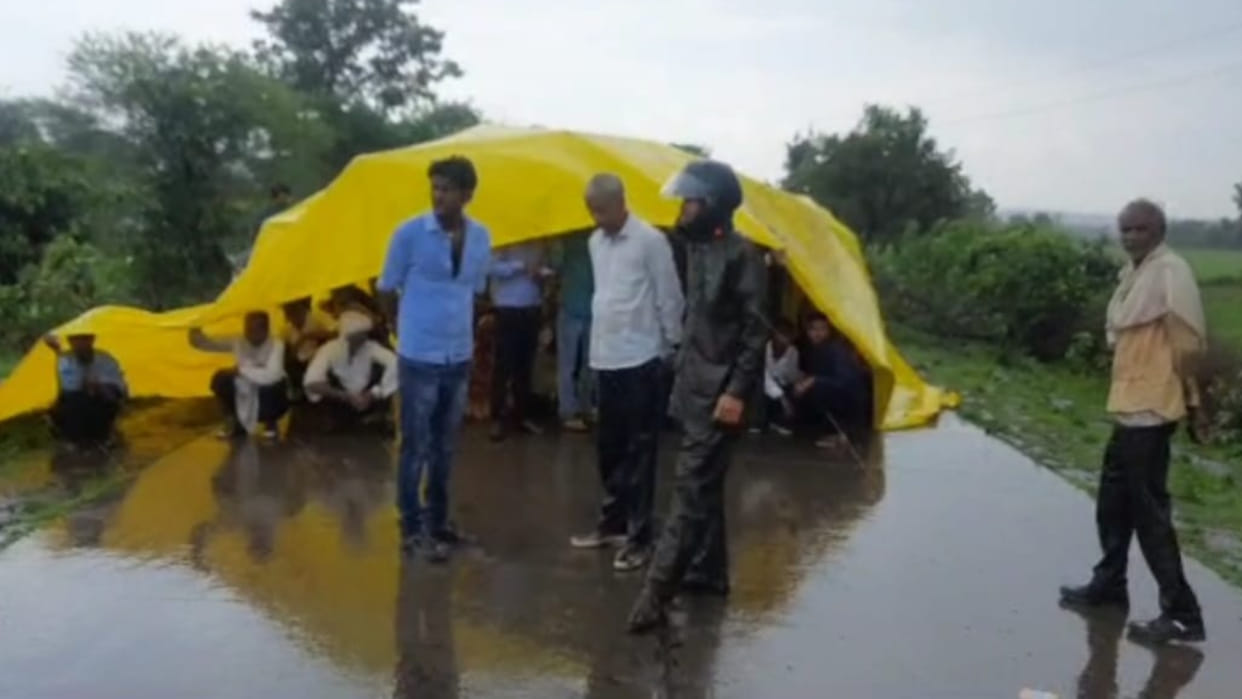 Sagar News: Worker dies due to electrocution, angry relatives block Bhapel-Jaisinagar road