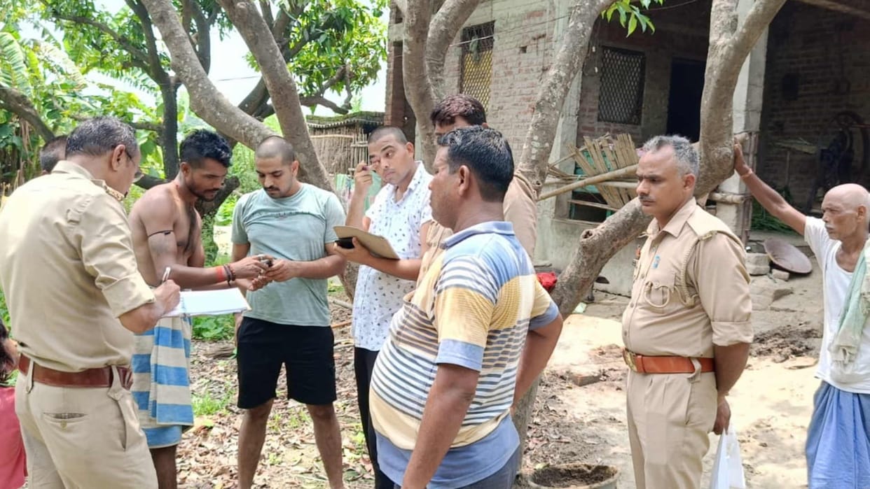 Three bike riding miscreants robbed in car at Kushinagar