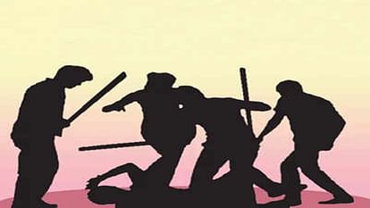 Hathras News: कीचड़ डालने को लेकर चले लाठी-डंडे, जमकर हुई मारपीट, चार घायल fierce fight over throwing mud