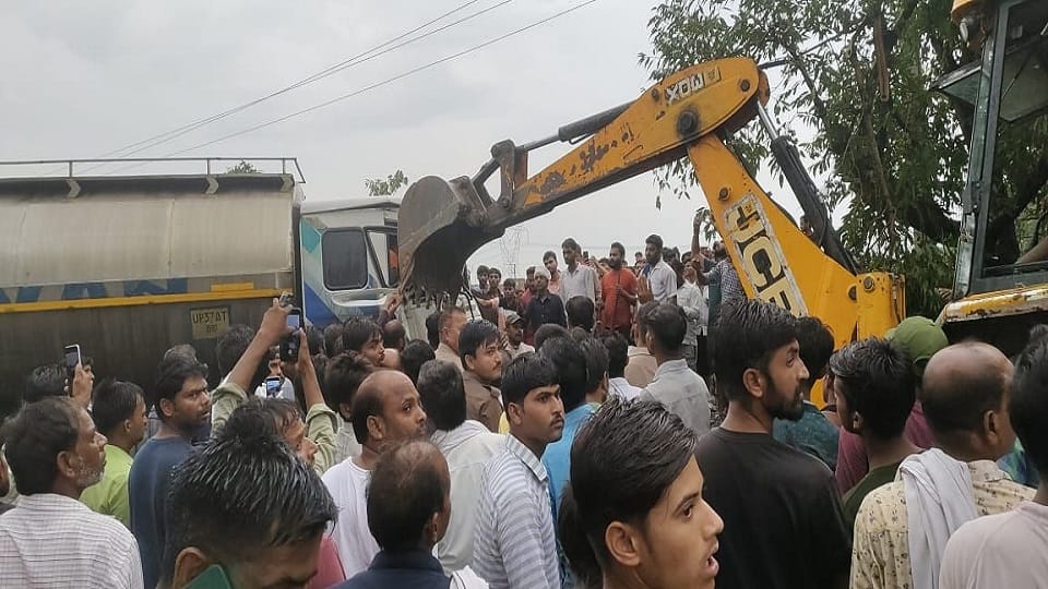 mainpuri news karhal canter and bus collide