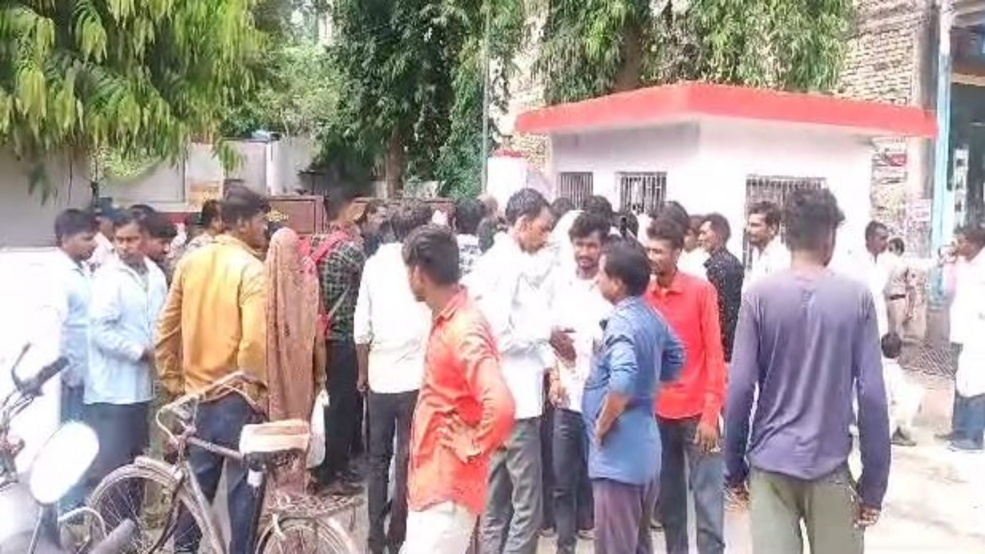 कलेक्टर बंगले पर किसान