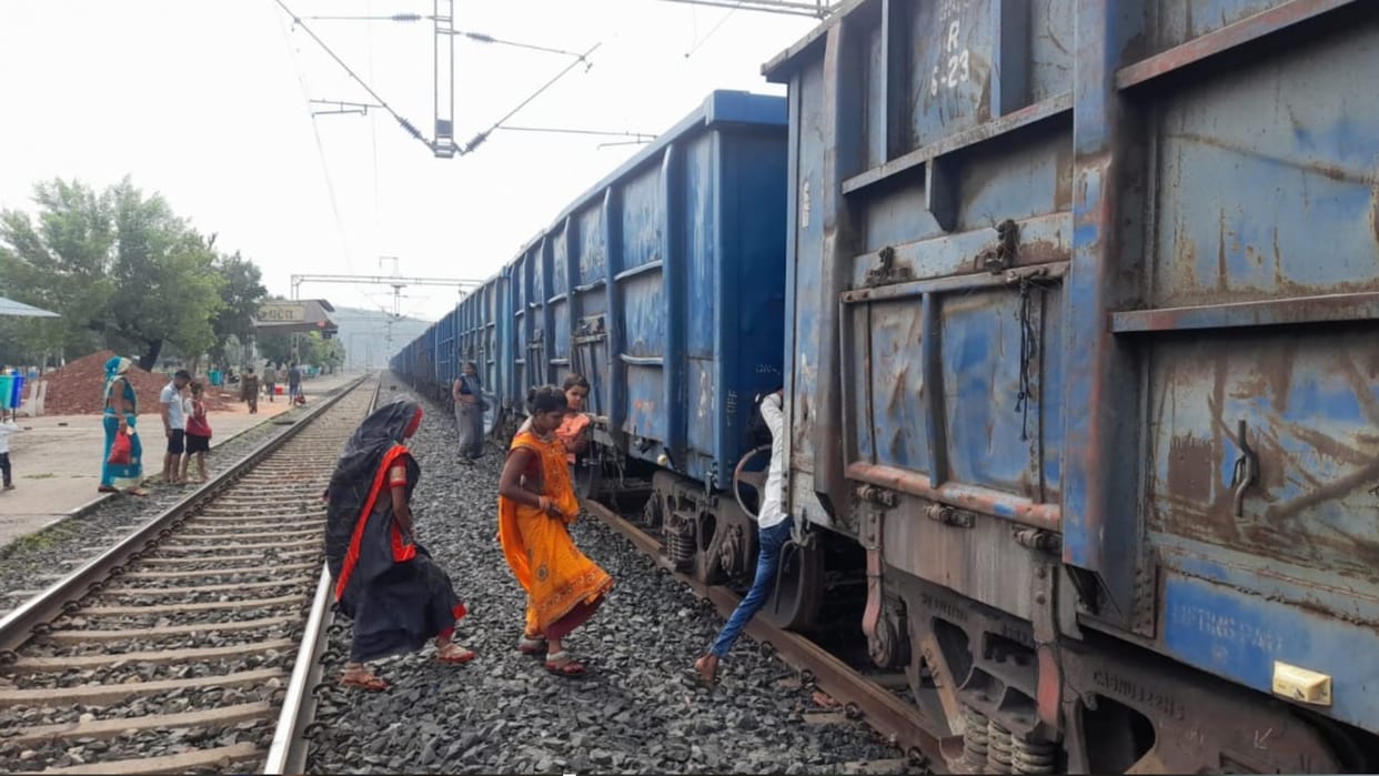 Damoh News: Train not reaching platform due to non-interlocking, passengers are facing trouble