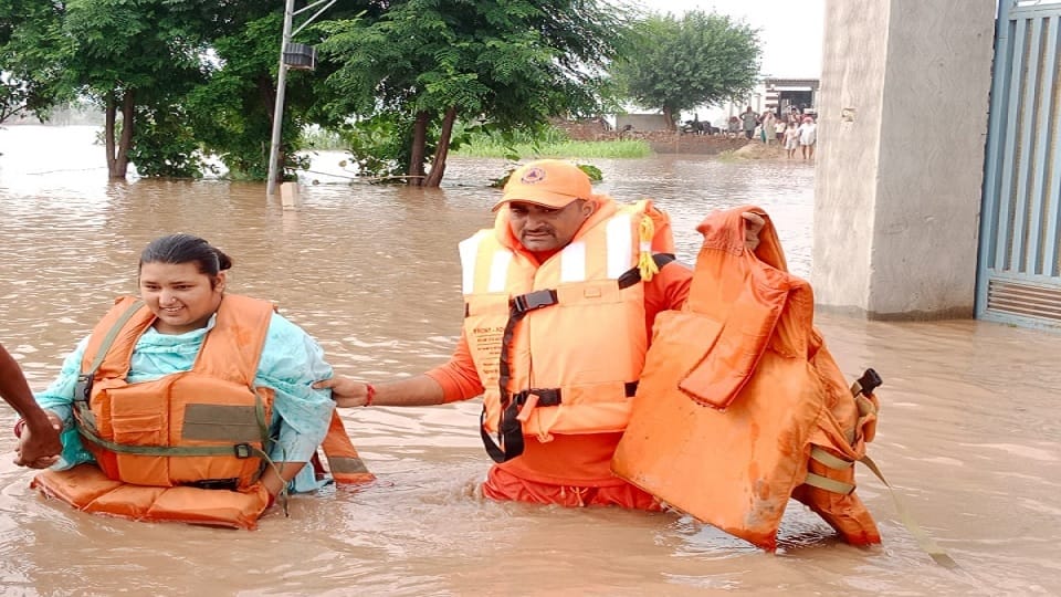 Haryana: Ghaggar dam broke in Sirsa, fields filled with water, farmers crops submerged