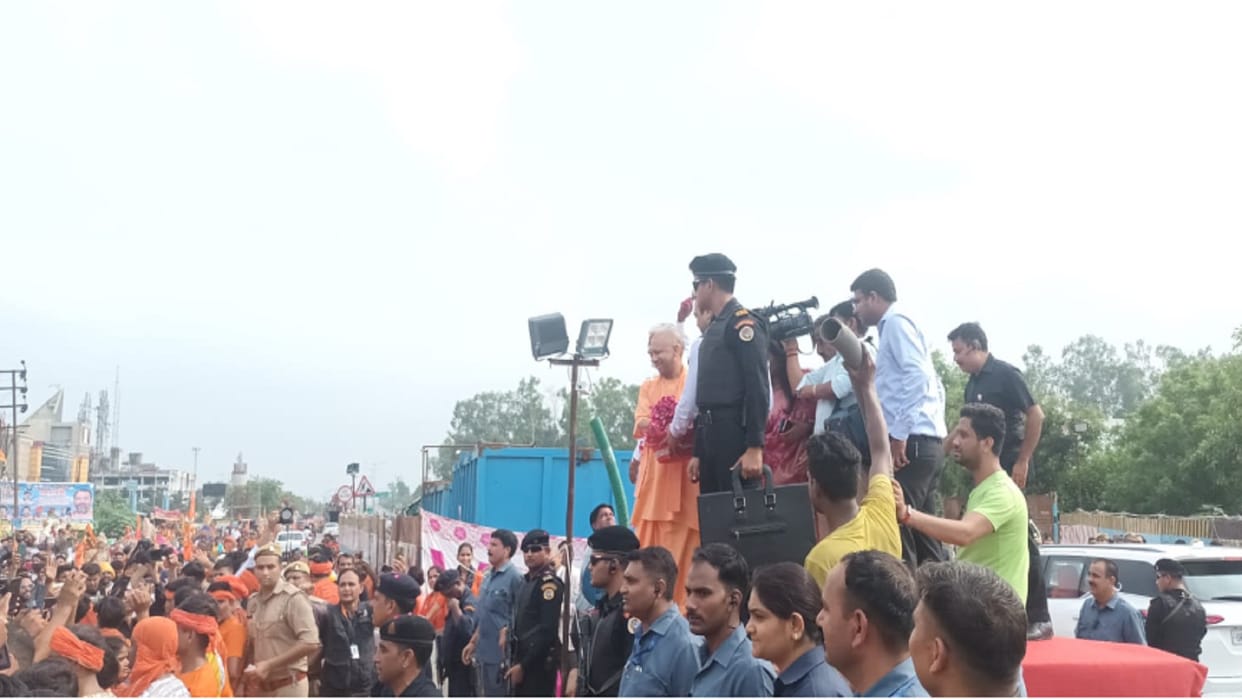 Kanwar Yatra: officials have showered flowers on Kanwariyas from helicopters in Meerut and Baghpat