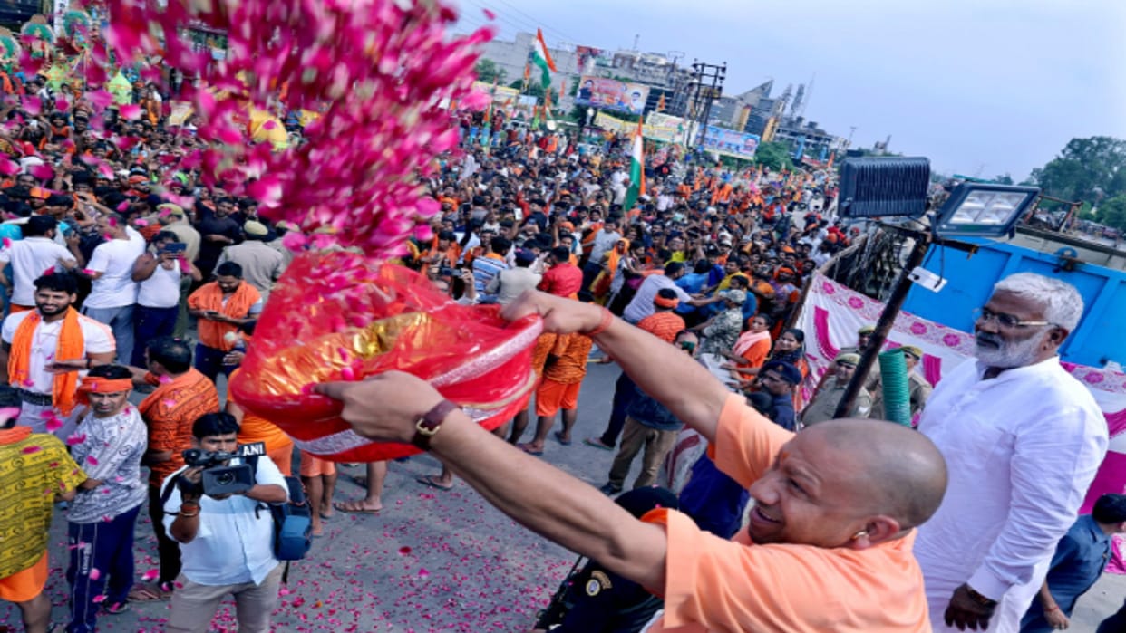 Meerut News: CM Yogi Adityanath showered flowers on Kanwariyas on highway, see photos