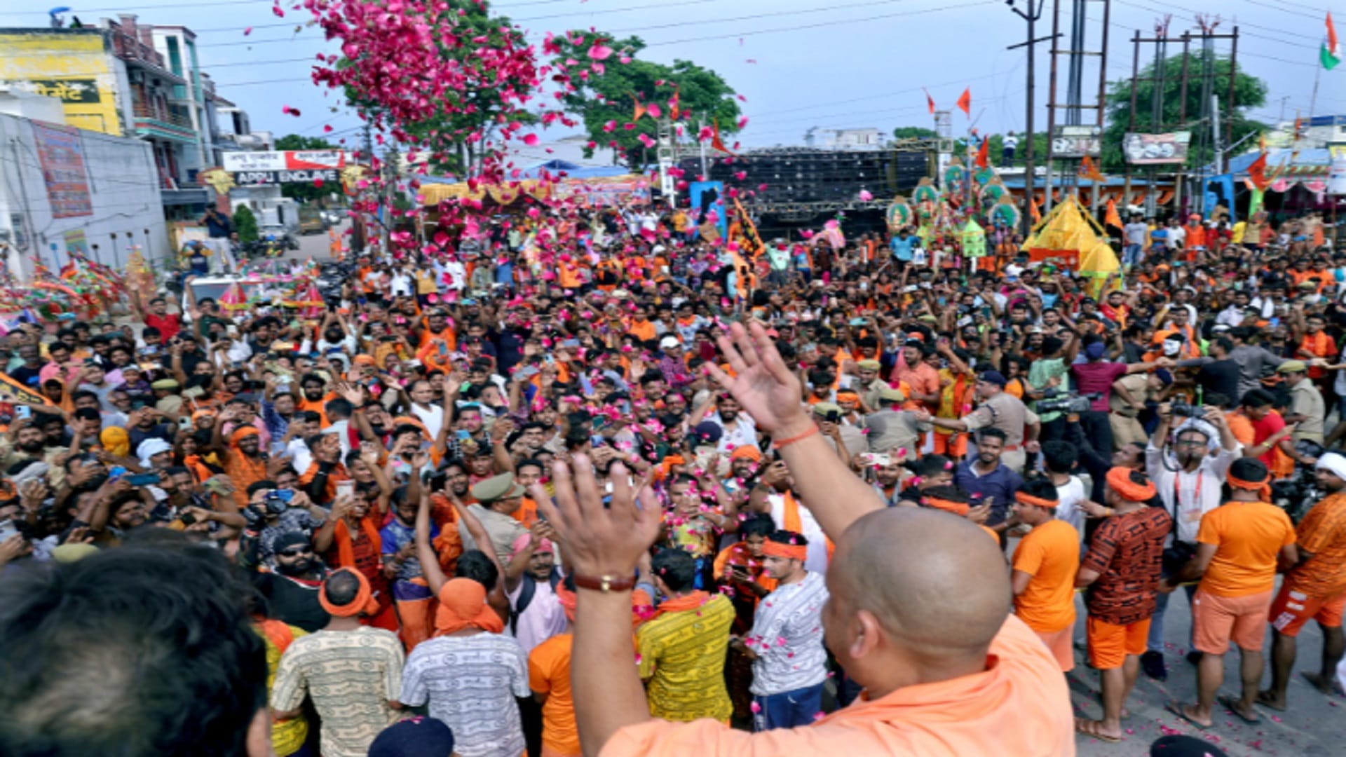 Meerut News: CM Yogi Adityanath showered flowers on Kanwariyas on highway, see photos