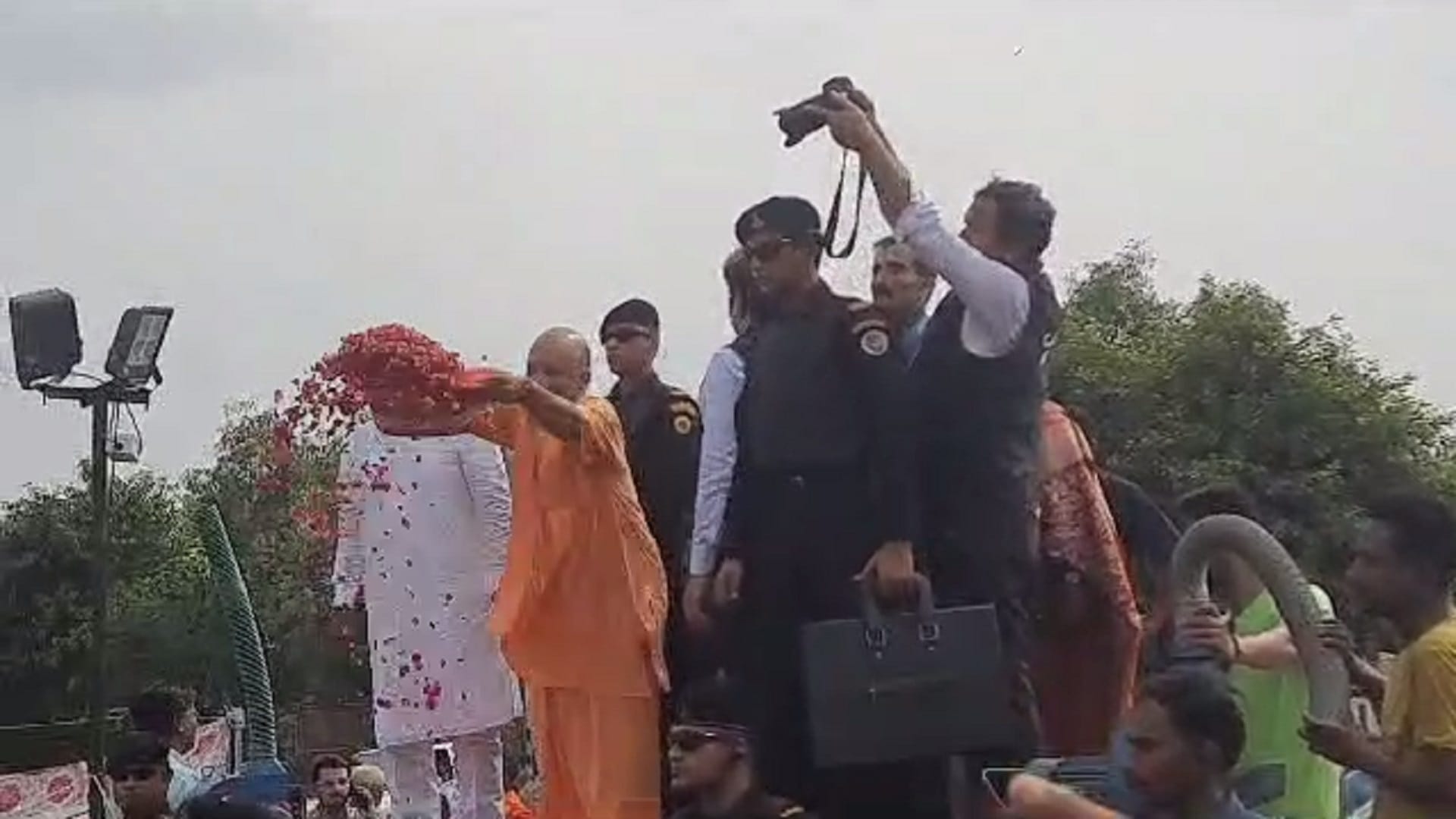 Meerut News: CM Yogi Adityanath showered flowers on Kanwariyas on highway, see photos