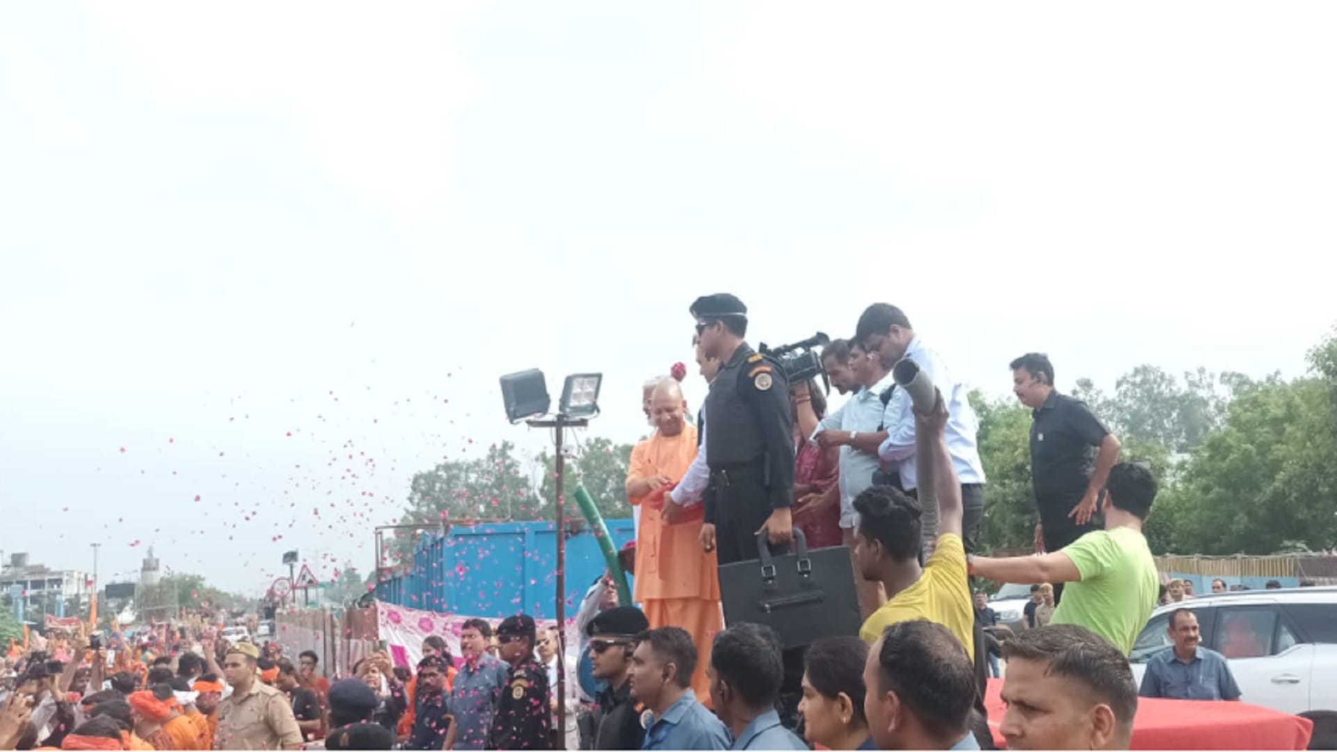 Meerut News: CM Yogi Adityanath showered flowers on Kanwariyas on highway, see photos