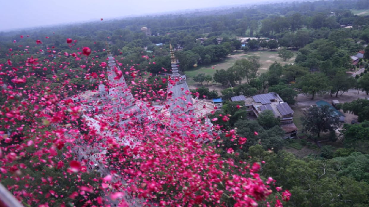 Meerut: Commissioner Selva Kumari J and IG Nachiketa Jha showered flowers on kanwariyas by helicopter