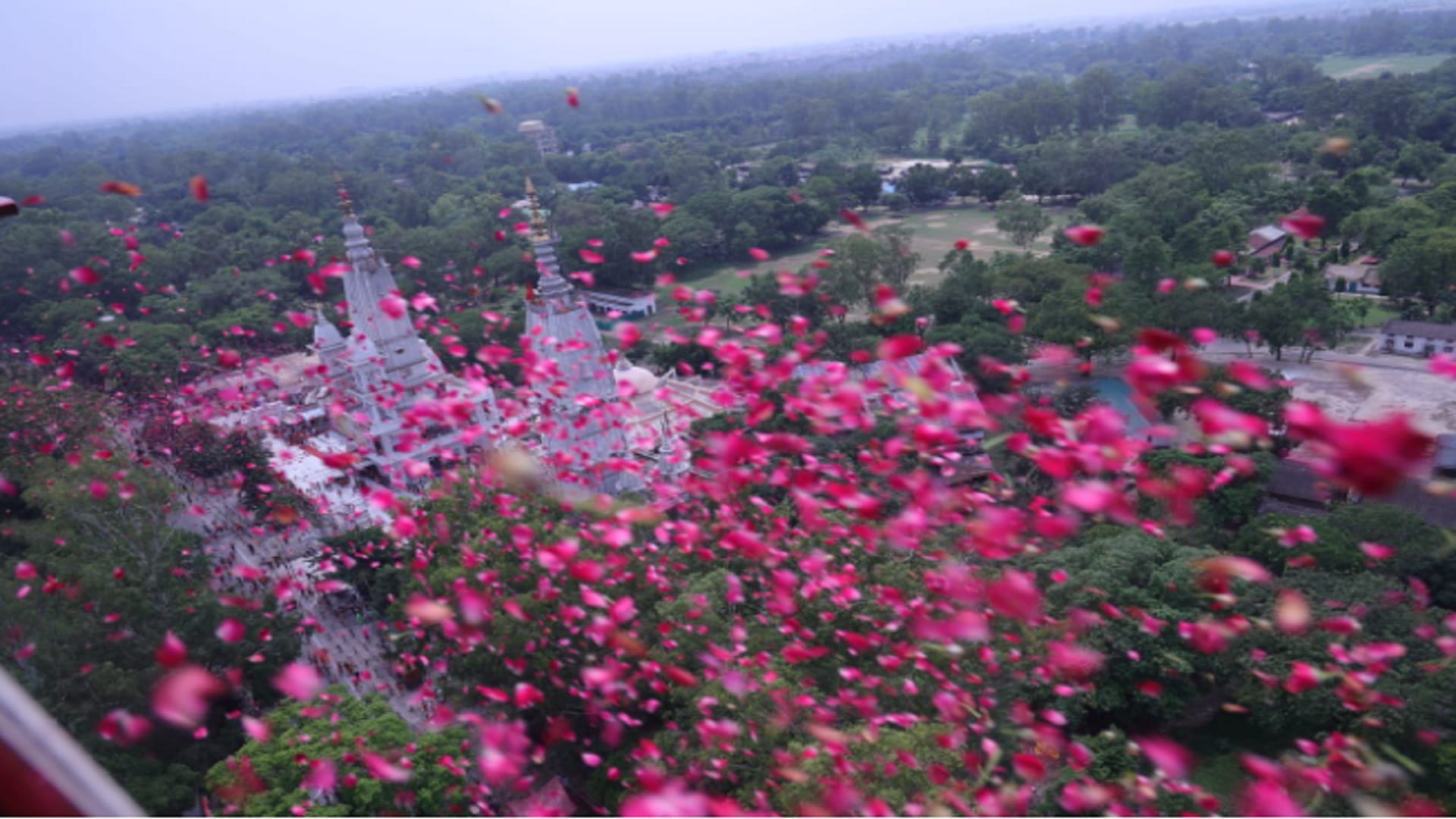Meerut: Commissioner Selva Kumari J and IG Nachiketa Jha showered flowers on kanwariyas by helicopter