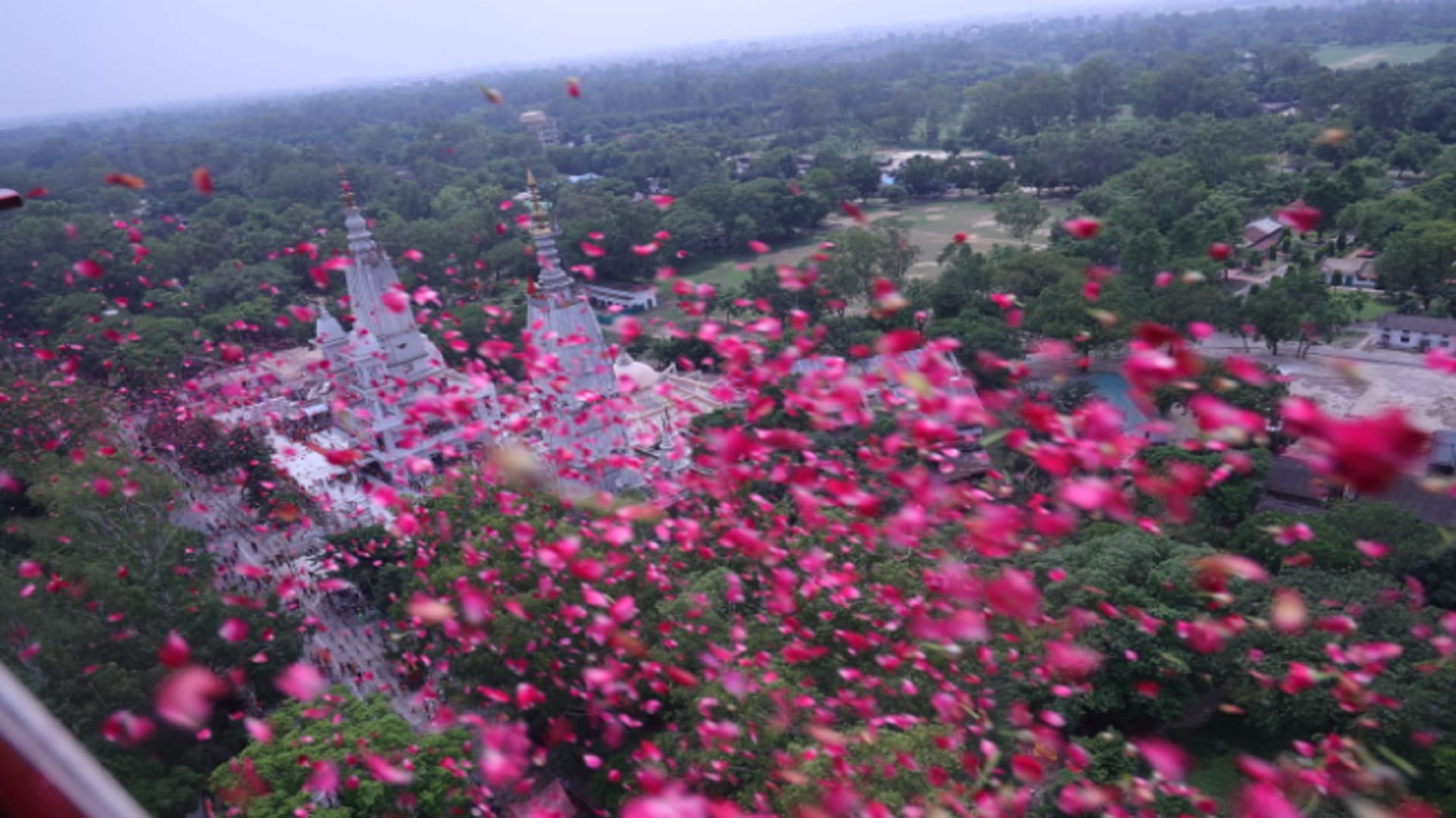 Meerut: Commissioner Selva Kumari J and IG Nachiketa Jha showered flowers on kanwariyas by helicopter
