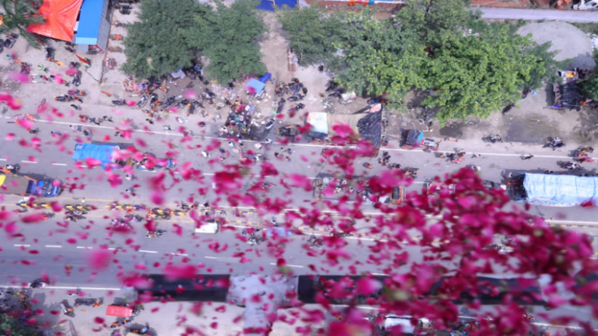 Meerut: Commissioner Selva Kumari J and IG Nachiketa Jha showered flowers on kanwariyas by helicopter