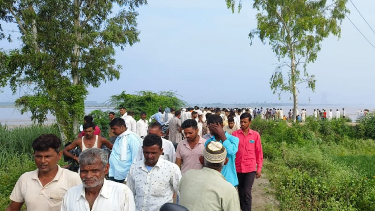 UP: embankment was washed away by strong current of Yamuna, villagers created ruckus, water reached villages