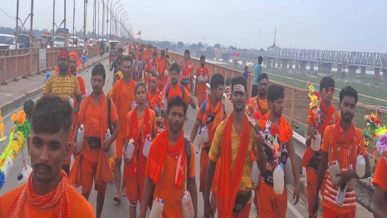 only Shankar is seen on the highway from Prayagraj to Kashi