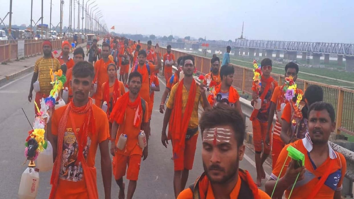 Sawan 2023: Devotees of Bhole gathered on Prayagraj-Varanasi highway, echo of Bol Bam