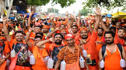 only Shankar is seen on the highway from Prayagraj to Kashi