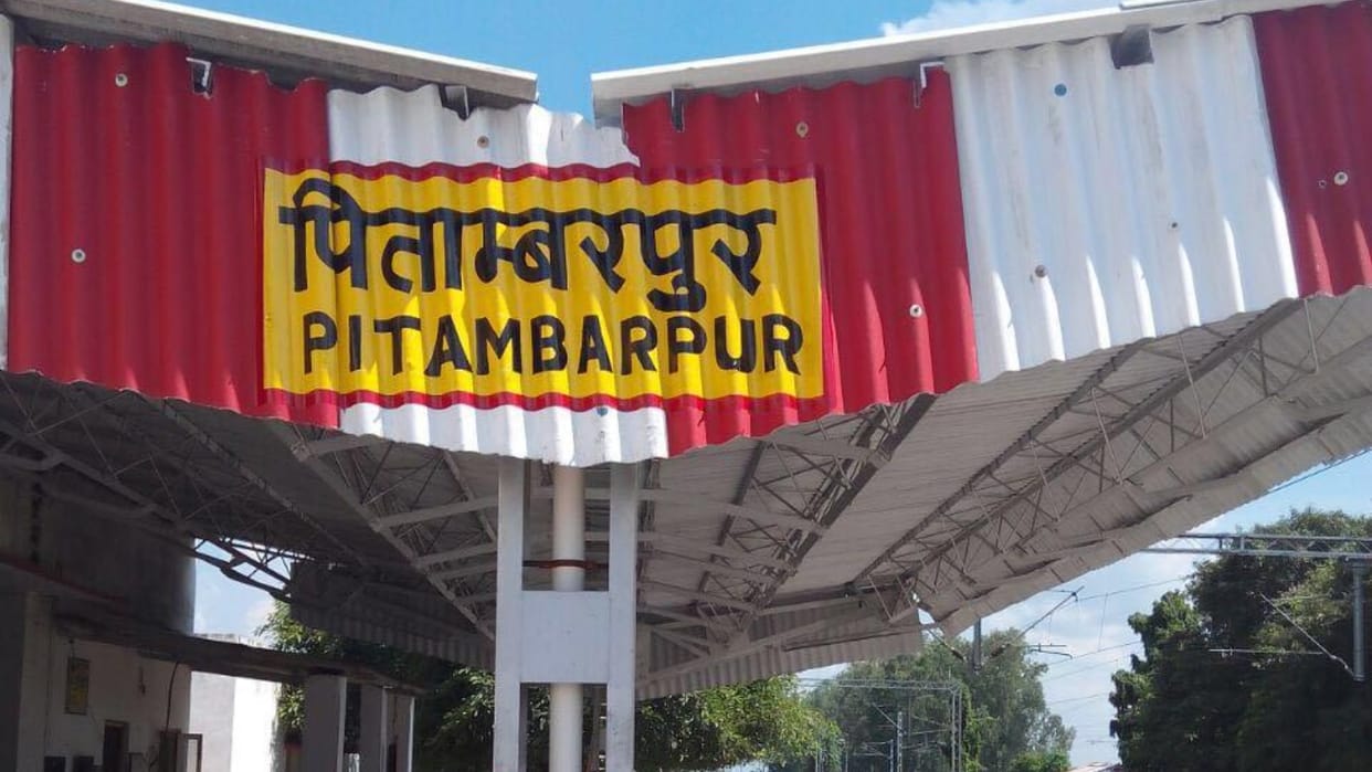 Snatching mobile ran away, trainBEd student's leg amputated after falling from