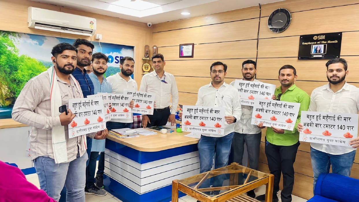 Unique performance of Chhattisgarh Youth Congress, Banks reached to take loan for tomatoes