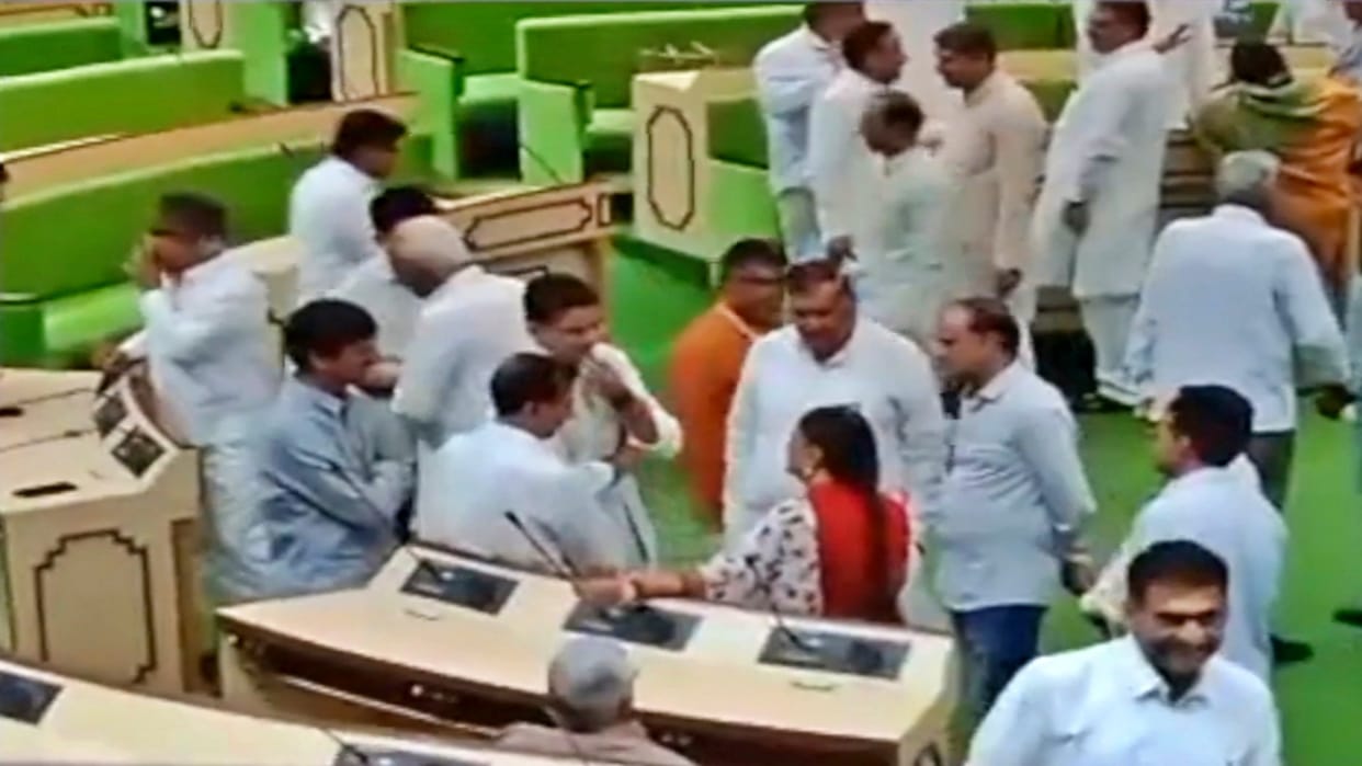 Sachin Pilot greeted former CM Vasundhara Raje with a smile
