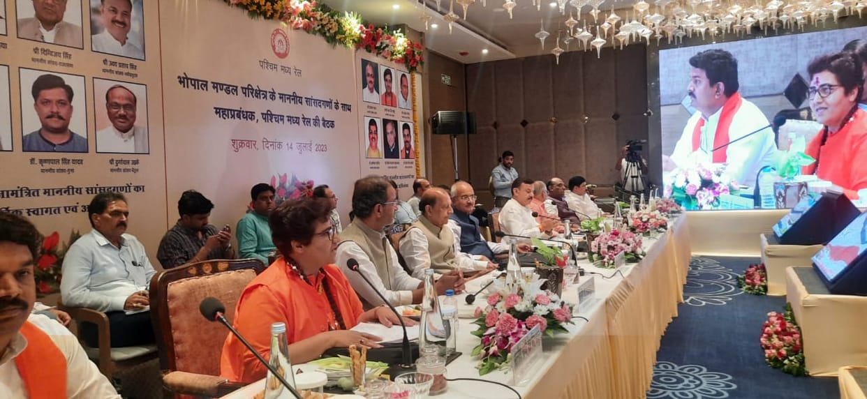 MP News: In the meeting with Railways, MPs raised the issue of Vande Bharat security, also demanded halt of tr