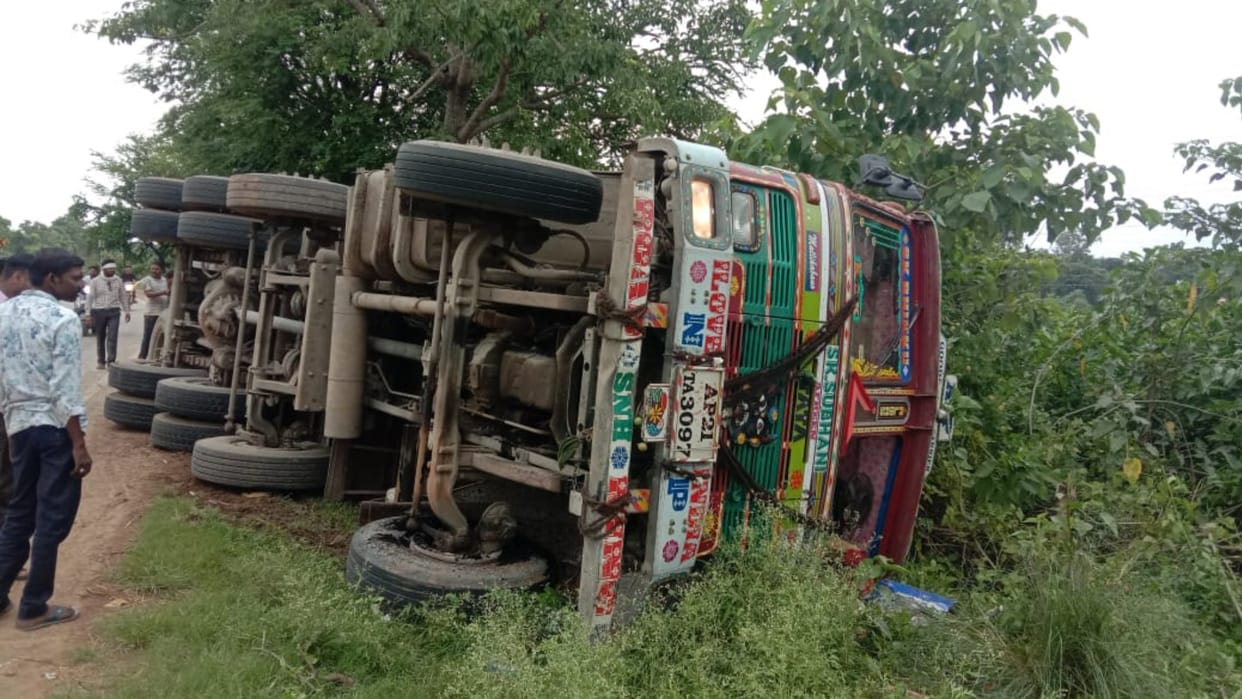 Bike rider crushed to death after truck full of coconut overturned in Jagdalpur