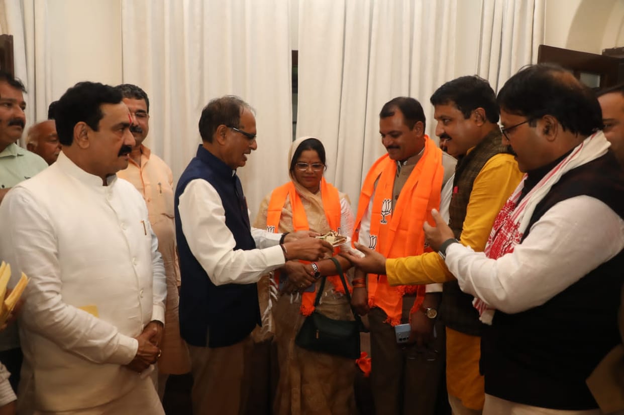 MP News: Dewas district panchayat president Leela Ataria joins BJP with supporters before elections