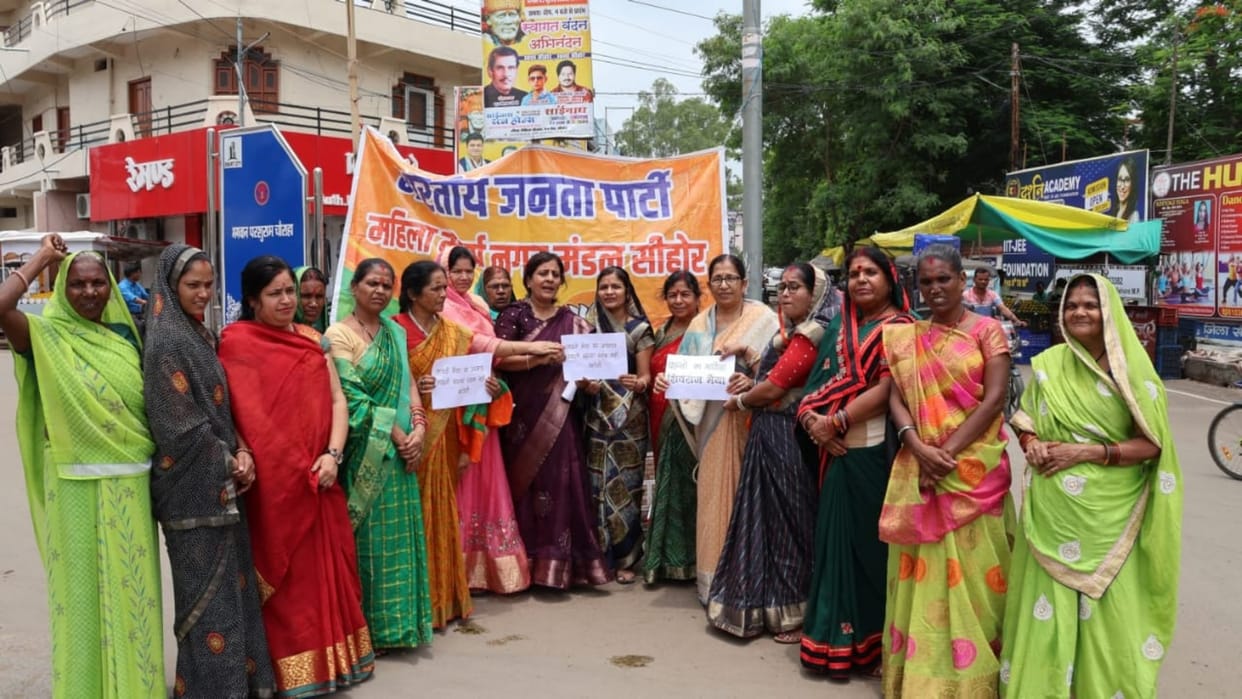 Sehore News Women came out in honor of CM Shivraj demanded an apology from Neha Singh Rathore