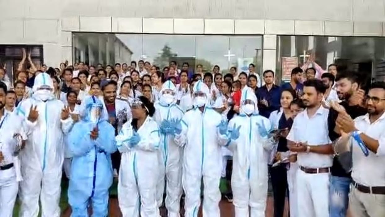 Shahdol News Clapping and protesting by wearing PPE kit nursing officers strike continue