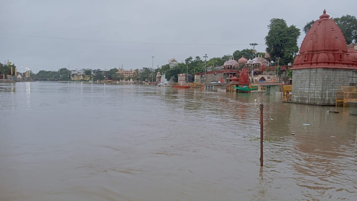 Ujjain News: no arrangement for changing clothes at Ramghat, women devotees are getting embarrassed