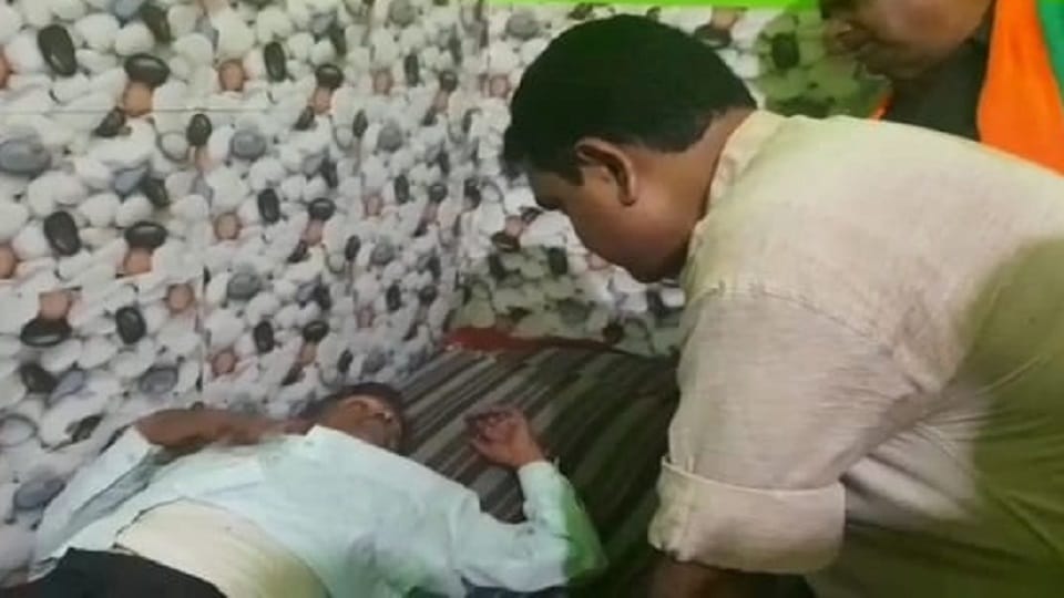 Minister Aseem Arun reached to inspect Gram Panchayat bhawan where gram pradhan was found drunk