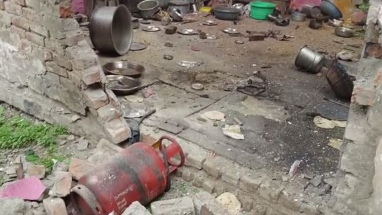 Ujjain News Gas cylinder exploded while preparing mid-day meal in school wall broken and roof uprooted