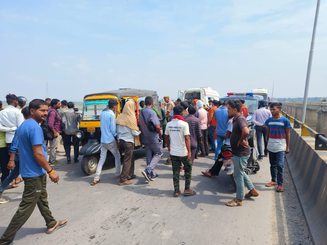 Tragic accident on Varanasi-Shaktinagar highway, bike rider father and two children killed, two including wife