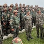 नियंत्रण रेखा पर जवानों से बातचीत करते सेनाप्रमुख मनोज पांडे