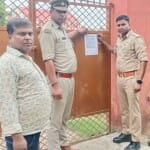 चर्च गेट पर चस्पा कुर्की नोटिस