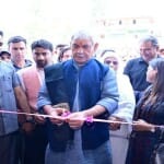 हंदवाड़ा में सिनेमा हॉल का शुभारंभ करते एलजी मनोज सिन्हा