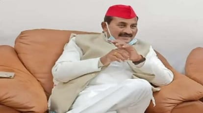 UP Politics: दारा सिंह चौहान के इस्तीफे से चढ़ा सियासी पारा, किसी ने विकास पुरुष तो किसी ने बताया पलटू राम UP Political temperature rose due to resignation of Dara Singh Chauhan from samajwadi party