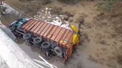 Punjab: फगवाड़ा में टायर फटने से ड्राई फ्रूट से भरा ट्रक पलटा, चालक की मौत, क्लीनर गंभीर जख्मी Truck full of dry fruits overturned due to tire burst in Phagwara, driver died