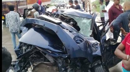 Road Accident In Ghazipur: सड़क किनारे खड़े ट्रक में घुसी कार, दो महिलाओं की मौत, चार घायल road accident in Ghazipur Car rammed into a truck parked on the roadside, two women killed, four injured